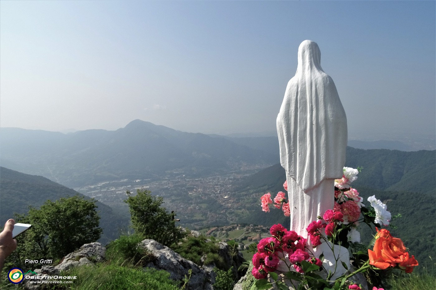 42 La Madonnina rivolta anche verso la Valle Seriana con il Misma.JPG